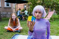 Weckschreck – Die Roboterin (Anne-Marie Waldeck) zeigt Patty (Bella Bading) ihre grandiosen Fähigkeiten.