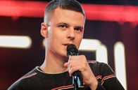 Comedy Clash – Der Hamburger Alex Stoldt startet mit Geschichten über seine Mutter als Comedyqueen. Der Tübinger Abed Azzam kontert mit Trinkgeschichten aus dem Kreißsaal. Die Berlinerin Shari Litt glänzt mit Ballontieren auf Partys. Wer gewinnt Runde eins?
