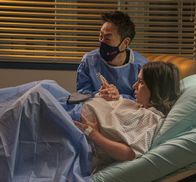 9-1-1 Notruf L.A. – Howie 'Chimney' Han (Kenneth Choi) and Maddie Kendall (Jennifer Love Hewitt)