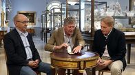 Was schätzen Sie ...? – Georg Rohrer, Karl Hohenlohe und Georg Ludwigstorff begutachten zwei Orden.