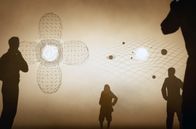 Impulse – Quantentheorie und Relativitätstheorie: Die eine erhellt die Welt der Atome, die andere den Ursprung des Universums. Doch wie lassen sich die jeweiligen Erkenntnisse miteinander vereinen?
