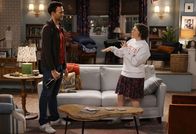 Call Me Kat – Max (Cheyenne Jackson, l.); Kat (Mayim Bialik, r.)