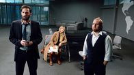 Zero – Geoff (Matthias Weidenhöfer, l) und Tony (Axel Stein) vom Online-Magazin „Daily“ verfolgen zusammen mit Cynthia (Heike Makatsch) den Live-Stream der ZERO-Attacke im Innenministerium.