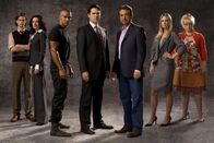 Criminal Minds – (3. Staffel) - Ein starkes Team, das jeden Serientäter zur Strecke bringt: (v.l.n.r.) Special Agent Dr. Spencer Reid (Matthew Gray Gubler), Emily Prentiss (Paget Brewster), Special Agent Derek Morgan (Shemar Moore), Special Agent Aaron Hotchner (Thomas Gibson), Supervisory Special Agent David Rossi (Joe Mantegna), Jennifer 'JJ' Jareau (AJ Cook) und Penelope Garcia (Kirsten Vangsness) ...