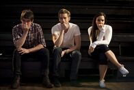 Dance Academy – Finn (l.), Ethan (Tim Pocock) (m.) und Abigail (Dena Kaplan) (r.) suchen Mitwirkende für ein Musical. Die Auswahl an guten Akteuren ist nicht groß.