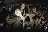 The Time Machine – Wird es Alexander Hartdegen (Guy Pearce, l.) gelingen, die hübsche Mara (Samantha Mumba, r.) zu befreien?