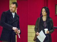 Elementary – Holmes (Jonny Lee Miller, l.) und Watson (Lucy Liu, r.) müssen sich um einen Mann kümmern, der seine Frau bis vor Kurzem für tot hielt, nun aber einen grausigen Hinweis darauf bekommen hat, dass sie noch am Leben ist: Man hat ihm ihre zwei abgeschnittene Ohren zugesendet, zusammen mit einer Lösegeldforderung ...