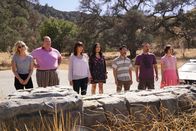 The Last Man on Earth – v.l.n.r.) Melissa (January Jones), Todd (Mel Rodriguez), Gail (Mary Steenburgen), Erica (Cleopatra Coleman), Lewis (Kenneth Choi), Tandy (Will Forte) und Carol (Kristen Schaal) ...