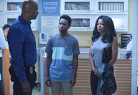 Lethal Weapon – Die Ermittlungen in seinem neuen Fall führen Murtaugh (Damon Wayans, l.) und Riggs zu R.J.s (Dante Brown, M.) altem Schulfreund Marcus. Während die Cops versuchen herauszufinden, ob er wirklich etwas damit zu tun hat, macht sich Trish (Keesha Sharp, r.) Sorgen um ihren Sohn ...