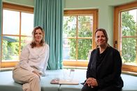 Bei mir daheim – v.li.: Portrait Barbara Ambrosz und Karin Santorso mit Trinkkaraffe im Hotel Kogler