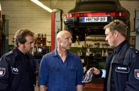 Großstadtrevier – Paul Dänning (Jens Münchow, l.) und Piet Wellbrook (Peter Fieseler, r.) ermitteln in der Werkstatt von Burim Mataj (Thomas Wüpper, M.).