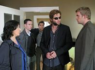 Tatort – v.l.) und Moritz Fleiner (Hanno Koffler, Mitte) bei sich, als sie Fabian Keller (Peter Ketnath) befragen, den Freund der Ermordeten. Keller dagegen klagt Perlmann an, mit dem er ohnehin noch eine Rechnung offen hat.