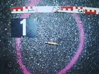 Ermittler! – Bei ihren Überfällen auf Geldtransporter schießen die "Panzerfaust-Räuber" auch auf ihre Opfer.
