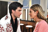 Sturm der Liebe – ARD STURM DER LIEBE FOLGE 1774 Uhr im ERSTEN. Als er mit Marlene (Lucy Scherer, r.) "ihr" Lied "Can't Help Falling In Love" singt, ist es um Konstantin (Moritz Tittel, l.) geschehen ...