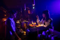 Der Alte – In einem Münchner Nachtclub konfrontieren Annabell Lorenz (Stephanie Stumph, r.) und Caspar Bergmann (Thomas Heinze, M.) den Barkeeper Joshua Zielke (Peter Lewys Preston, l.) mit seinen Taten.