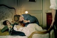 Charité – SENDER: ARD - SENDETITEL: Charité Folge 3 - UNTERTITEL: Das Licht der Welt - CAPTION: ARD CHARITE, historische Krankenhausserie mit sechs Folgen, Folge 3 "Das Licht der Welt"15 Uhr..Die Hebamme (Dagmar Sachse, r.) untersucht Hedda Ehrlich (Stella Hilb, l.)..