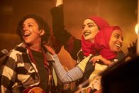 We Are Lady Parts – Saira (Sarah Kameela Impey, l.), Ayesha (Juliette Motamed, M.) und Amina (Anjana Vasan, r.) geben ihr erstes großes Konzert – doch kann Amina ihr Lampenfieber überwinden?