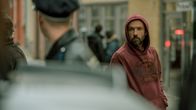 Stralsund – Der Killer Anton Robak (Lucas Gregorowicz) verfolgt eine Person durch die Stralsunder Innenstadt.