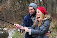 Sturm der Liebe – ARD STURM DER LIEBE FOLGE 1461 Uhr im ERSTEN. Konstantin (Moritz Tittel, r.) kann Theresa (Ines Lutz, l.) beim Angeln ein wenig von ihren Sorgen ablenken.