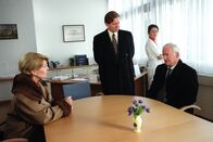 Julia - Eine ungewöhnliche Frau – Besprechung im Krankenhaus mit dem Justizminister (v.li.: Christiane Hörbiger, Erwin Ebenbauer, Angela Schneider, Peter Bongartz).