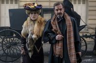 Paris Police 1905 – Meg Steinheil (Evelyne Brochu) und Adolphe Steinheil (François Raison),