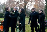 Rote Rosen – ARD ROTE ROSEN FOLGE 1206 Uhr im ERSTEN. Roman (Johannes Terne, 2.v.l.), Susann (Elisabeth Lanz, M.), Lars (Peter Foyse, 2.v.r.) und Fenja (Carola Schnell, r.) sind entsetzt, als Clemens (Falk-Willy Wild, l.) wütend in die Beerdigung platzt.