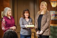 Mom – (v.l.n.r.) Marjorie (Mimi Kennedy); Wendy (Beth Hall); Tammy (Kristen Johnston)