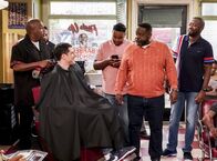 The Neighborhood – Dave Johnson (Max Greenfield, 2.v.l.); Calvin Butler (Cedric the Entertainer (2.v.r.)