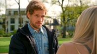 Rote Rosen – Amelie (Lara-Isabelle Rentinck) beschließt - ohne Joriks (Remo Schulze) Wissen - eine Hypothek auf die Wohnung aufzunehmen. Aber er kommt hinter Amelies Alleingang.; ARD ROTE ROSEN FOLGE 4042 Uhr im ERSTEN. Amelie (Lara-Isabelle Rentinck) beschließt - ohne Joriks (Remo Schulze) Wissen - eine Hypothek auf die Wohnung aufzunehmen. Aber er kommt hinter Amelies Alleingang.