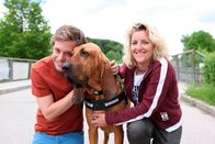 Checker Tobi – Tobi mit Spürhund Hitchcock und Halterin Alexandra Grunow.