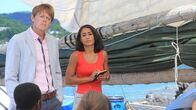 Death in Paradise – Humphrey (Kris Marshall, l.) und Florence Cassell (Joséphine Jobert, r.) nehmen erste Befragungen vor.