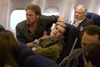 World War Z – Nur mit allerletzter Kraft entkommt Gerry (Brad Pitt, l.) zusammen mit der Soldatin Segen (Daniella Kertesz, M.) der Zombieattacke ...