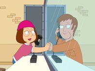 Family Guy – Meg (l.) begibt sich heimlich ins Gefängnis, um dort einen Häftling (r.) zu besuchen, mit dem sie offensichtlich ein Liebesverhältnis hat.