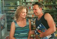 Kaisermühlen Blues – Claudia Androsch (Sabine Leitner), Arthur Klemt (Surflehrer Jimmy).