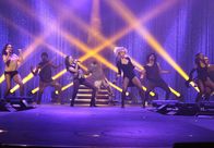 Star – v.r.) und Simone (Brittany O'Grady, l.) ...