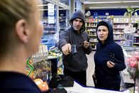 Sechserpack – Geldprobleme? Ein Tankstellenüberfall scheint da die einfachste Methode zu sein, möglichst schnell an Geld zu kommen. Wenn aber die Tankstellenangestellte mehr Einsatz zeigt als erwartet, ist Chaos vorprogrammiert. Geld gibt es hier nur für den, der die Fragen richtig beantwortet! (v.l.n.r. Nina Vorbrodt, Thomas M. Held, Shirin Soraya)
