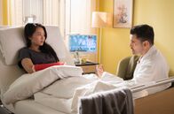 In aller Freundschaft – Dr. Lilly Phan (Mai Duong Kieu) befürchtet nach der Verletzung ihrer Hand, nie wieder als Neurochirurgin arbeiten zu können. Für sie ist somit der Sinn ihres Lebens in Frage gestellt. Dr. Ilay Demir (Tan Caglar), ihr Kollege und Freund, macht ihr klar, wie knapp alles war. Dass Lilly den Autounfall und ihre Pfählungsverletzung überhaupt überlebt hat, ist schon Wunder genug.