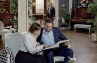 Sturm der Liebe – Alicia (Larissa Marolt, hinten) wird misstrauisch, als sie Xenia (Elke Winkens, vorne l.) und Christoph (Dieter Bach, vorne r.) in einem vertrauten Moment beobachtet.