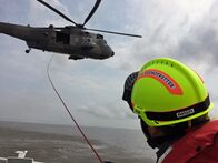 Seenotretter – Selbst die Übungen mit den Marinefliegern der Bundeswehr können gefährlich werden: Da das Fahrwasser im Wattenmeer niedrig ist und der Hubschrauber nur wenige Meter über der Brücke kreist, ist volle Konzentration gefragt.