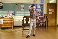 Young Sheldon – Versucht sich als Schauspieler und Entertainer, nachdem er bei einem Wissenschaftswettbewerb mal nicht den ersten Platz gemacht hat: Sheldon (Iain Armitage) ...