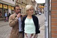 Alles Klara – Klara (Wolke Hegenbarth, r.) verfolgt Anne Bramstedt in den Straßen von Quedlinburg, Hauptkommissar Paul Kleinert (Felix Eitner, l.) schleckt genüsslich sein Eis.