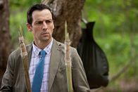 Death in Paradise – Detektive Neville Parker (Ralf Little) vermutet hinter der Tatwaffe einen von diesen spitzen Speeren für das Fangen von Fischen.