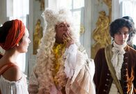 Des Kaisers neue Kleider – Ist der Kaiser (Matthias Brandt) über seine neuen Kleider unzufrieden, landen Maja (Alissa Jung) und Jakob (Sergej Moya) im Kerker. Was wird er zu ihrer Arbeit sagen?
