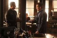 Castle – Als nicht nur ein wertvolles Gemälde gestohlen wird, sondern sich auch noch ein Mord ereignet, sind die Spürnasen von Ryan (Seamus Dever, r.) und Esposito (Jon Huertas, l.) gefragt ...