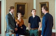 Tatort – Ein belebter Platz mitten in der Stadt, 12 Uhr mittags. Gerade winkt die Studentin Mina Jiang (Yun Huang) noch ihrer Kommilitonin Luise (Paula Kroh) von weitem zu, als sie plötzlich tot zusammenbricht. Ein Schuss in den Hinterkopf führt die Kommissare Rubin (Meret Becker) und Karow (Mark Waschke) in die historische Mitte Berlins. - Karow (Mark Waschke, ganz rechts) will Benjamin (Anton von Lucke, Mitte rechts) unter vier Augen zu sprechen, wird aber von Perner (Ulrich Frriedrich Brandhoff, ganz links) und der Assistentin (Odine Johne, Mitte links) davon abgehalten.