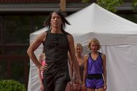 Notruf Hafenkante – Lauftraining mit Julio (Jorge González) für die Models.