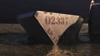 Enthüllt: Geheimnisse der Meere – Lucona-Wrack: Ein Objekt im Trümmerfeld mit schablonierten Zahlen und Buchstaben, die genau denen im Lucono-Manifest entsprechen. Dadurch konnte das Objekt zu Udo Proksch zurückverfolgt werden. Die Lucona wurde im Januar 1977 durch eine Zeitbombe versenkt, die der österreichische Geschäftsmann Udo Proksch an Bord platziert hatte. (National Geographic für Disney)