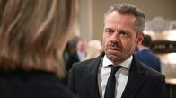 Sturm der Liebe – Erik (Sven Waasner, r.) gesteht Michael (Erich Altenkopf, l.) durch ein Missverständnis den Kuss mit Nicole.