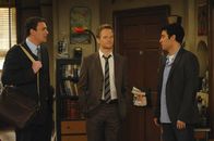 How I Met Your Mother – Ted (Josh Radnor, r.) ist entsetzt, als er feststellen muss, dass er von Marshall (Jason Segel, l.) und Barney (Neil Patrick Harris, M.) seit Wochen belogen wurde ...