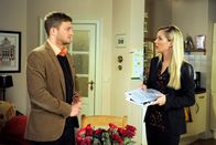Rote Rosen – ARD ROTE ROSEN FOLGE 1666 Uhr im ERSTEN. Jule (Kim-Sarah Brandts, r.) ist aufgewühlt, als Sönke (Bo Hansen, l.) ihr verkündet, nach Brasilien auszuwandern.